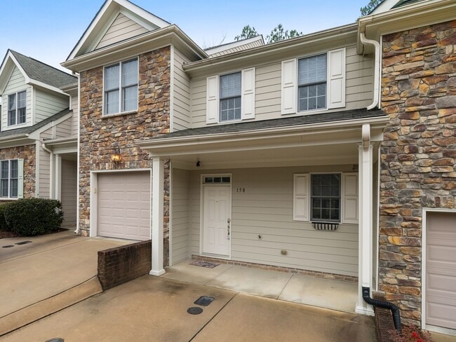 Building Photo - Move-In-Ready 2 Bed 2.5 Ba Townhome In Pic...