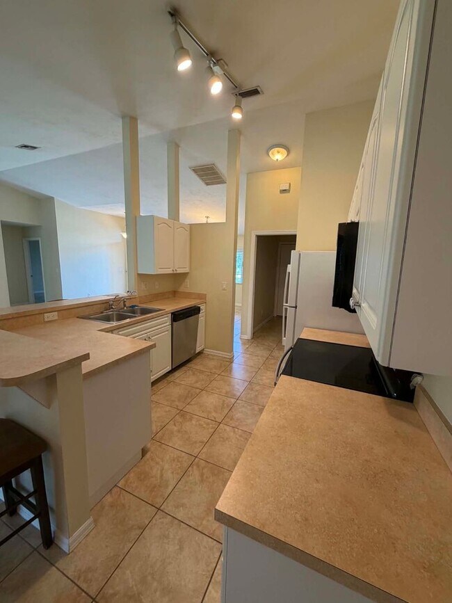 Building Photo - Your Dream Home Awaits in Port Charlotte!