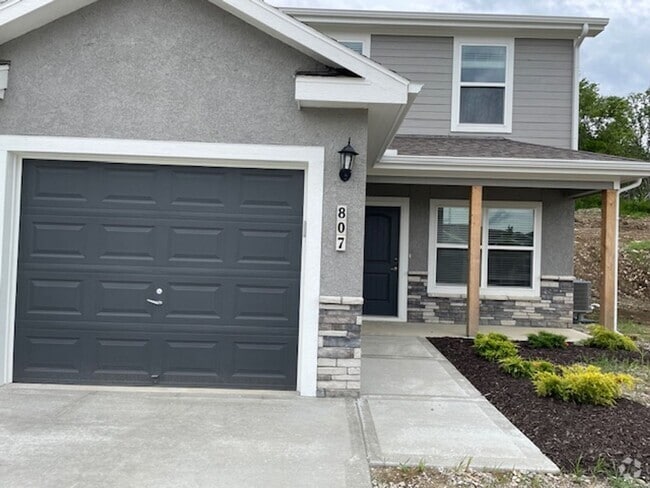 Building Photo - 807 Pampas St