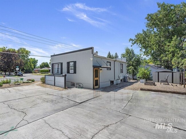 Building Photo - Top unit of Duplex