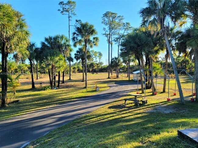 Foto del edificio - 2820 NE 22nd AV  2820 Naples Fl 34117