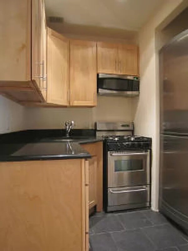 Primary Photo - 420 E 8th St