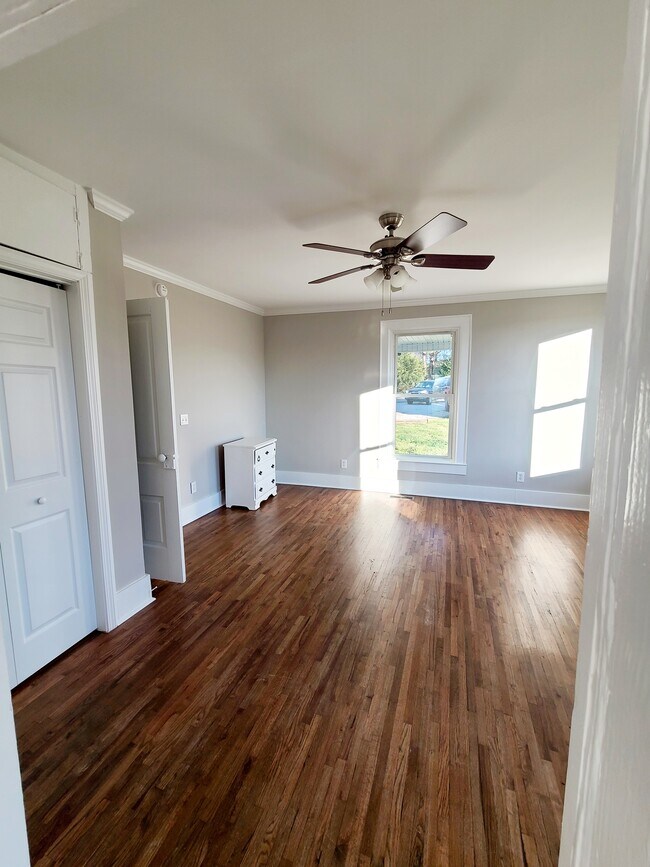 Large Master Bedroom - 506 Chastain Rd
