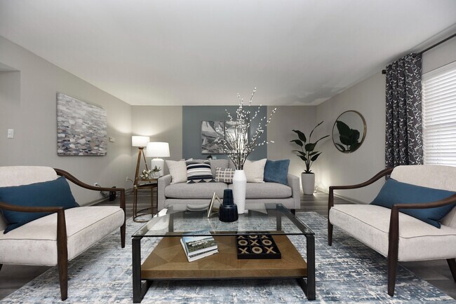 Entre en la elegancia con este espacio habitable bellamente diseñado. - Everly at Meridian Hills