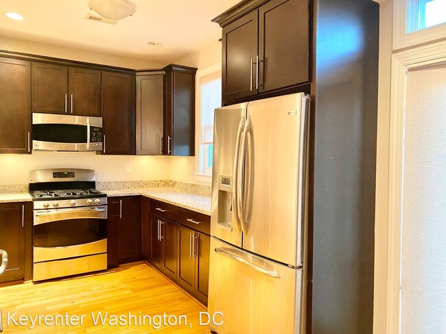 Building Photo - 4 br, 3.5 bath House - 409 Varnum St, NW