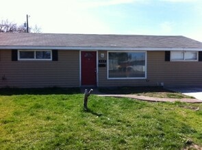 Building Photo - 939 E Cherry Ave