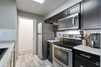 Building Photo - 807 W 25th St