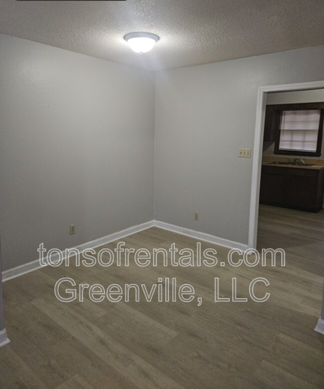 Foto del edificio - 182 Hidden Hill Rd