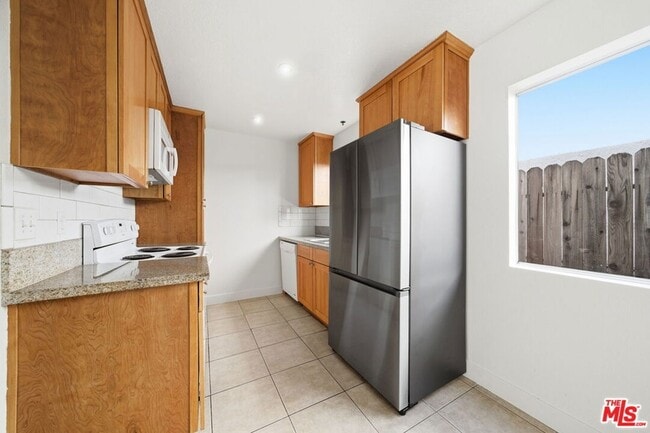 Foto del edificio - 6616 Sylmar Ave