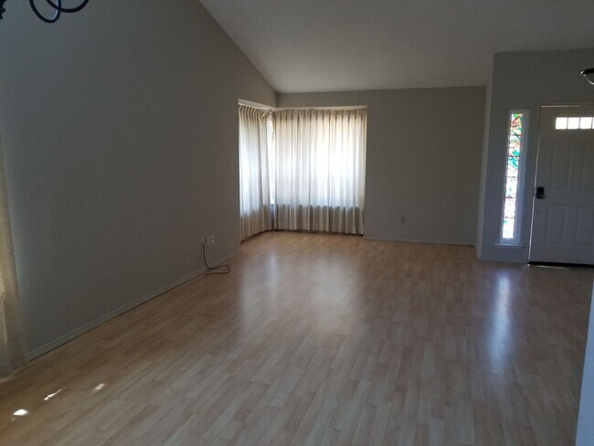 Building Photo - Clean 3 Bedroom , 2 Bathroom 1661 sqft. Br...