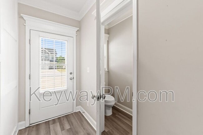 Building Photo - 1066 Linsmore Ave