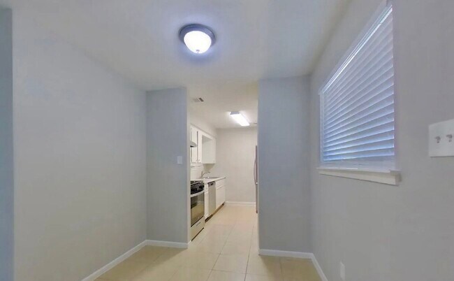 Foto del edificio - AVAILABLE NOW