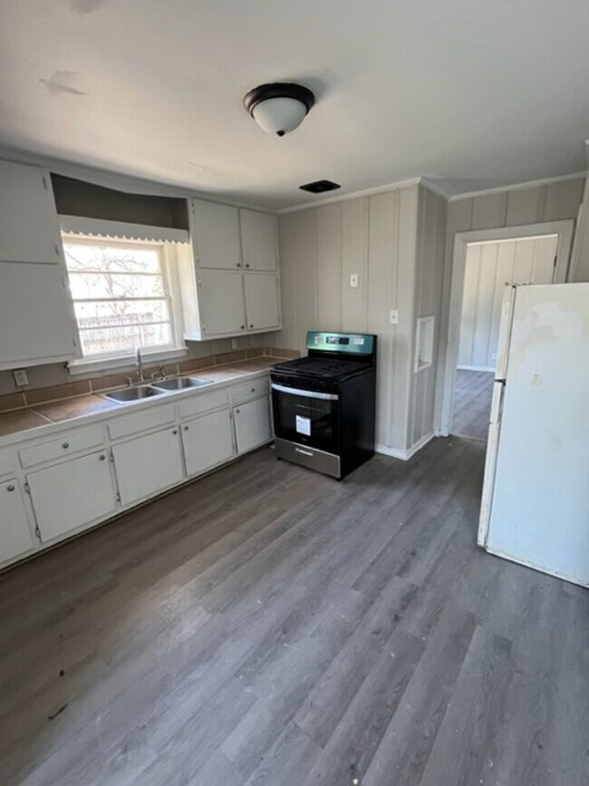 Building Photo - Renovated 4 Bedroom 1 Bath Home for Rent!