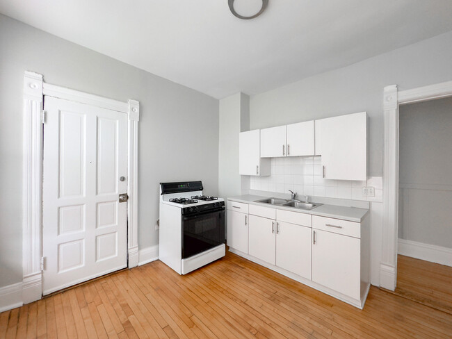 Building Photo - 1521 W Leland Ave