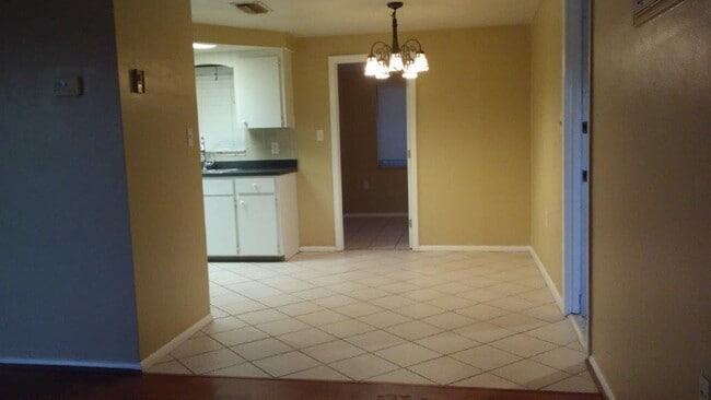 Building Photo - Charming 3/1.5/1 1000 Sq. Ft. home with a ...