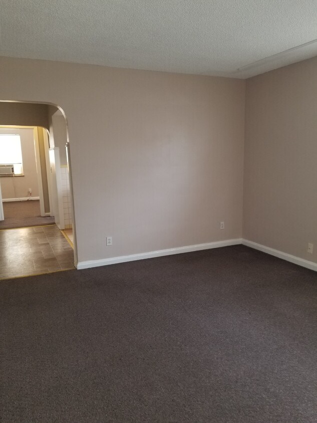 Livingroom - 3619 Woodford Rd