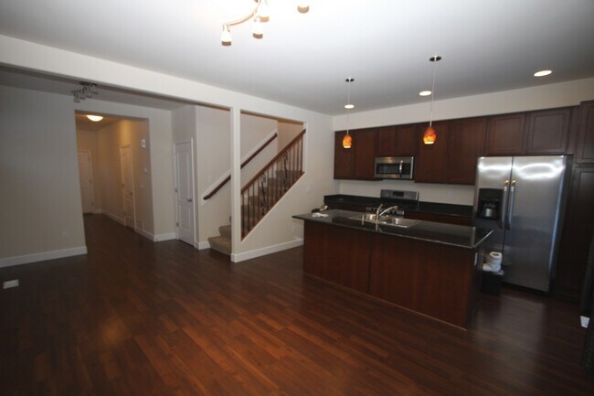 Building Photo - 3 Bedroom Townhouse in East Anchorage!