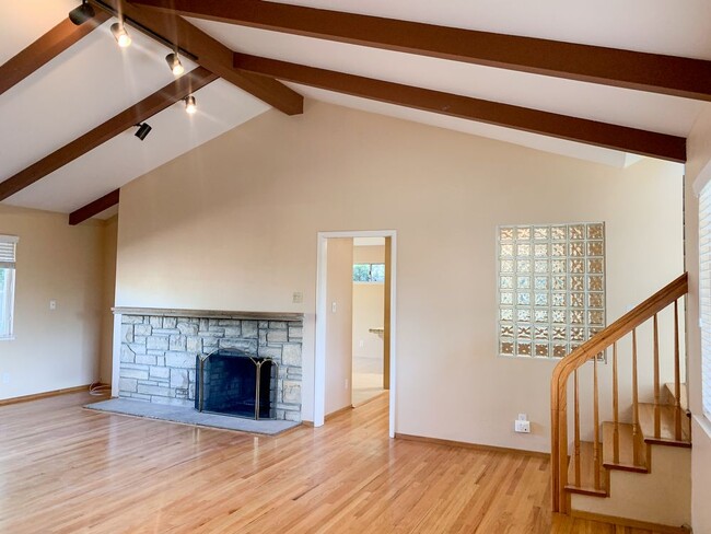 Building Photo - 208 Cerro Chico
