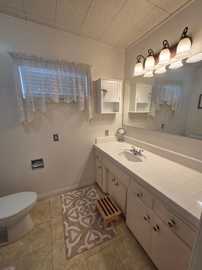 Foto del edificio - Spacious 2 Bedroom 2 Baths Spanish Charmer!