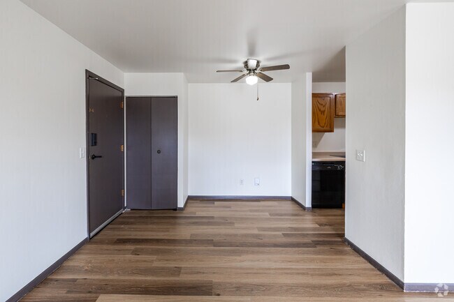 2 habitaciones, 1 baño - 950 pies cuadrados - Comedor - Canterbury Court Apartments