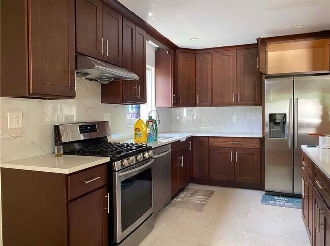 Foto del edificio - 72-17 244th St