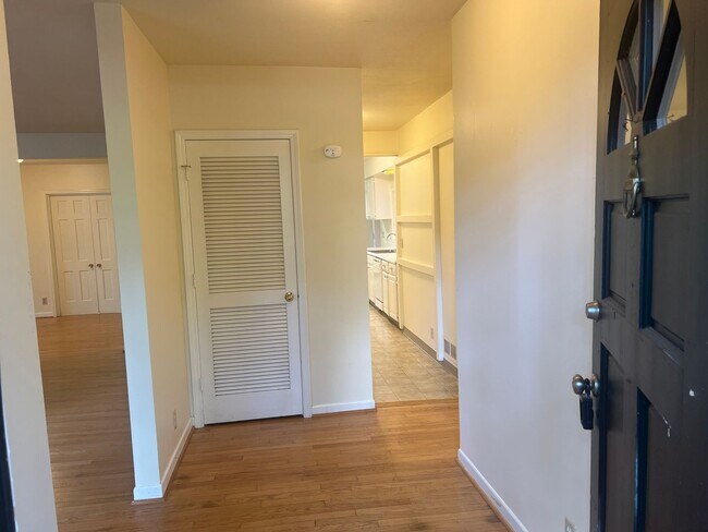 Building Photo - Single story home in convenient LO location.