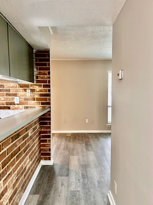 Building Photo - Newly renovated condo in Hickory Hill