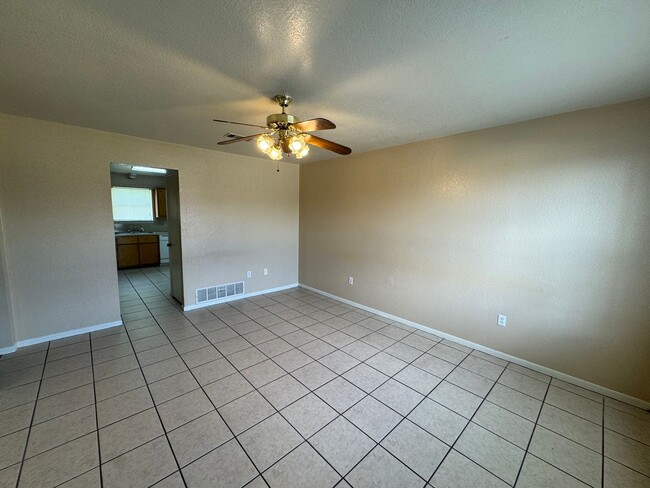 Building Photo - 1002 Circle M Dr