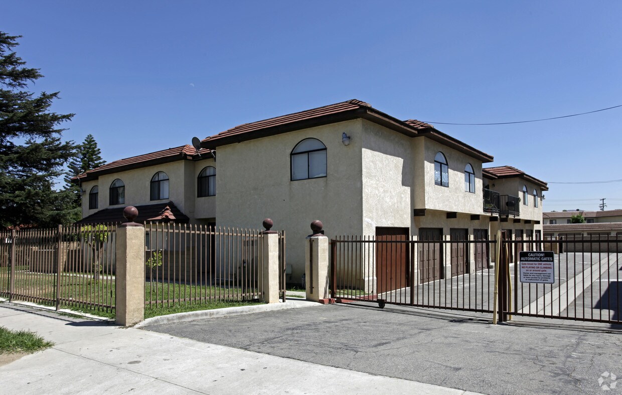 Building Photo - Chateaux Merrill Apts