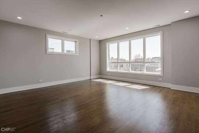 Building Photo - 562 W 18th St