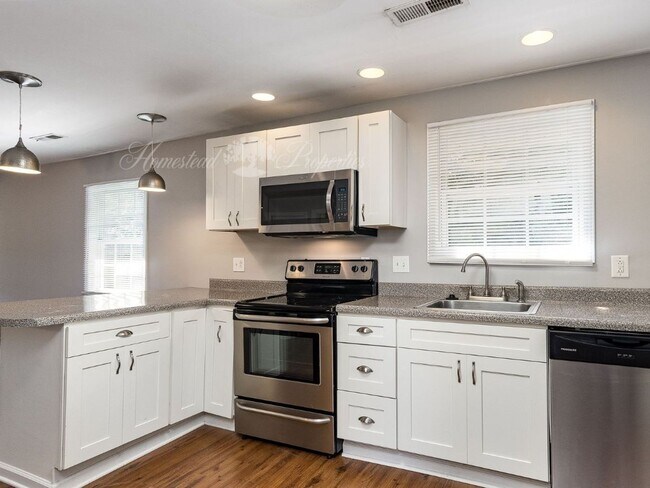 Foto del edificio - Updated 3 Bedroom / 2 Bath Home on Lamont