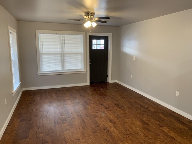 Building Photo - 1641 E Archer St