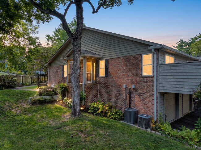 Foto del edificio - 325 Autumn Chase Dr