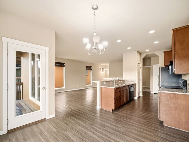 Foto del edificio - Spacious 5-Bedroom Home with Private Yard & Parking in Spokane