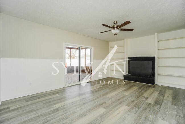 Building Photo - Your dream home awaits!