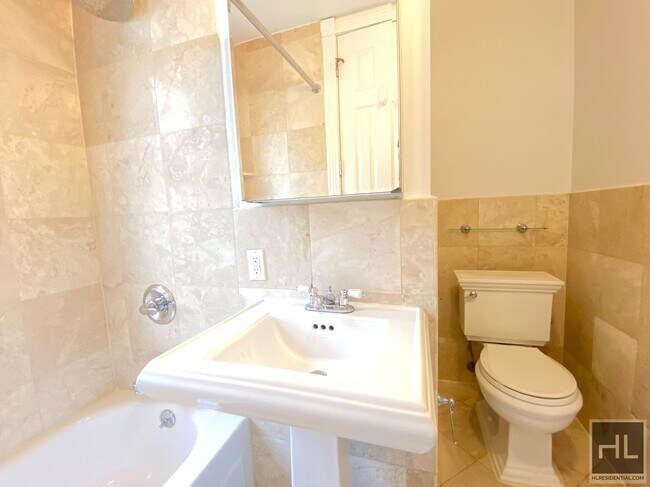 Building Photo - Perry Street