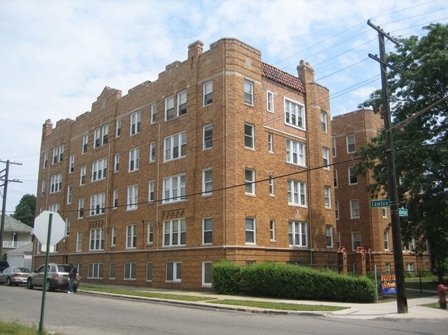 Building Photo - Fullerton Manor