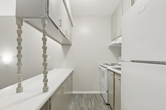 Building Photo - Alturas Eleventh