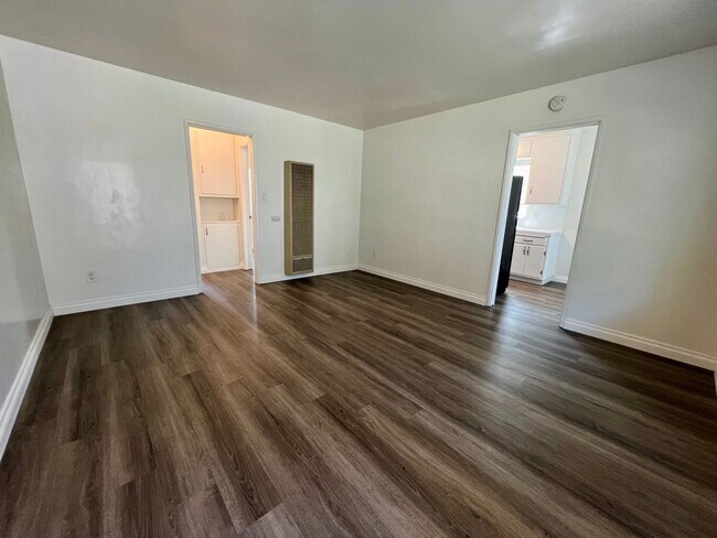 Building Photo - Pet Friendly Unit within Gated Community in North Park! COMPLIMENTARY Laundry! Street Parking Only!