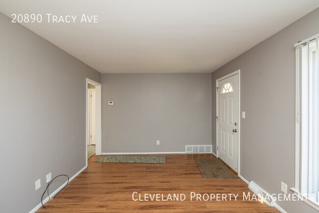 Building Photo - Beautiful Euclid Bungalow