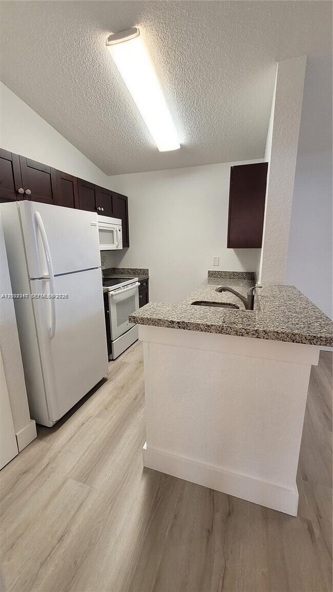 Foto del edificio - 2851 N Oakland Forest Dr