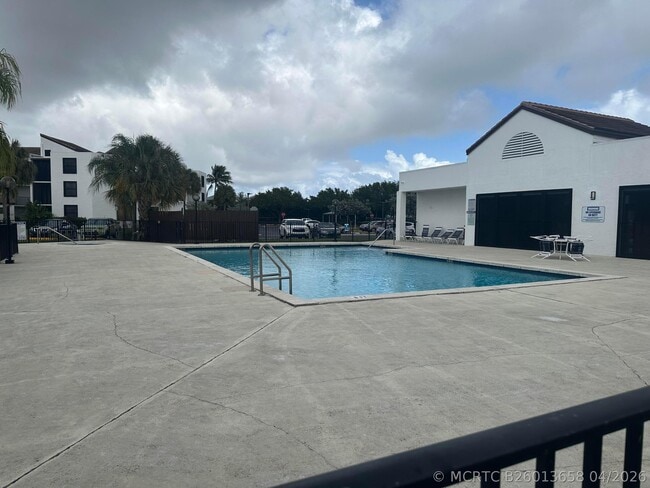 Building Photo - 208 Lake Pointe Dr