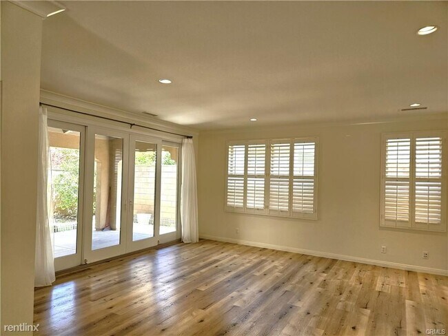 Building Photo - 4 br, 3 bath Condo - 210 Mantle