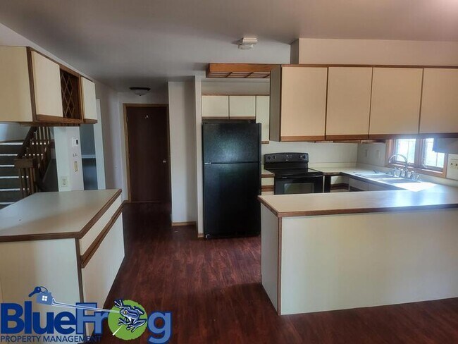 Foto del edificio - 2435-2437 Remington Rd