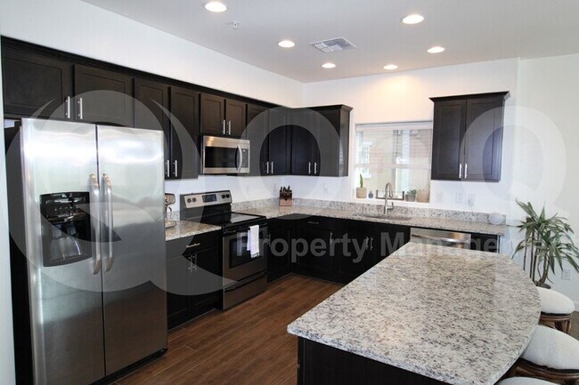 Foto del edificio - 240 W Juniper Ave