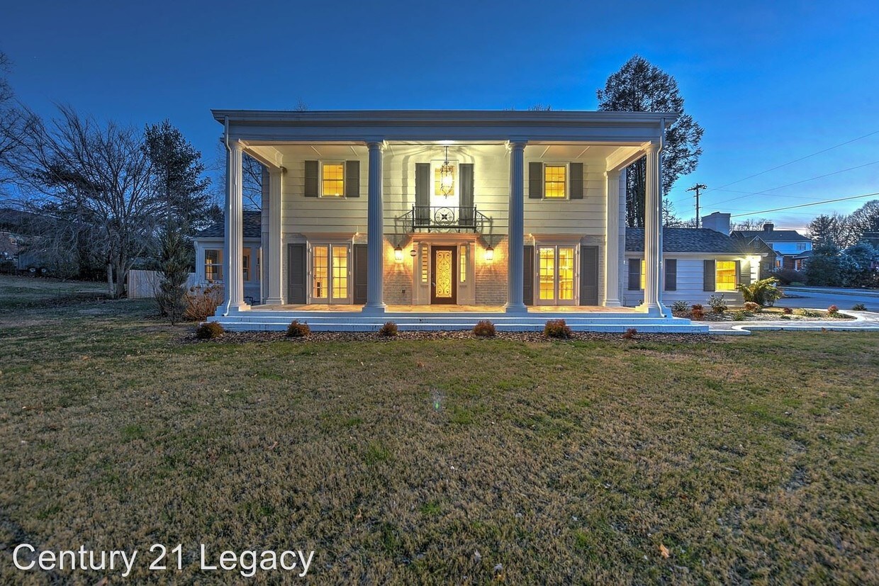 Primary Photo - 5 br, 3.5 bath House - 1000 Tulip St