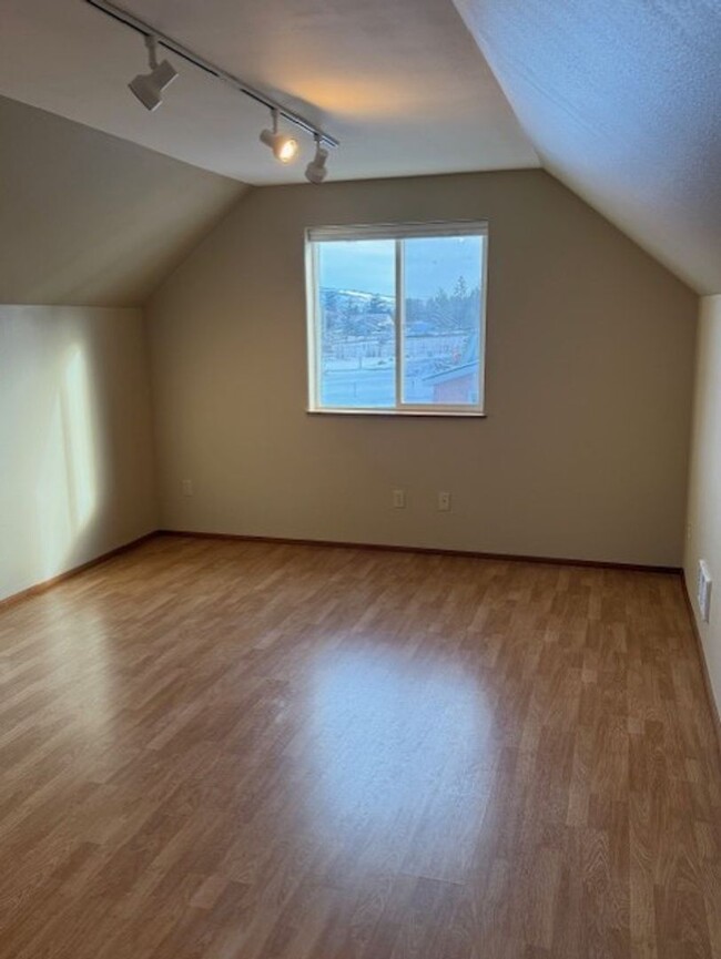 Building Photo - Cute studio apartment ready for move in