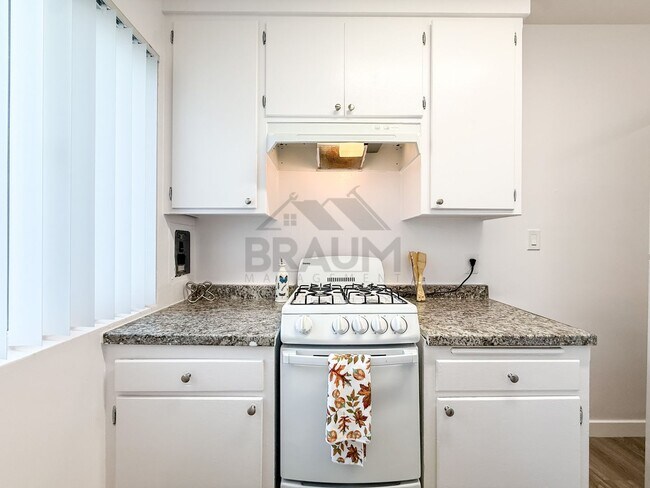 Foto del edificio - 15546 Vanowen St