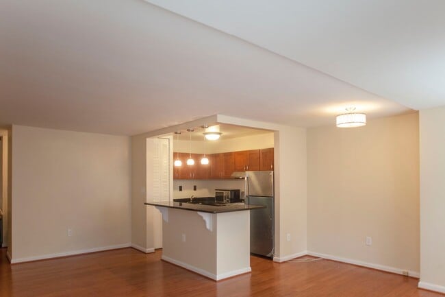 Building Photo - 522 21st St NW
