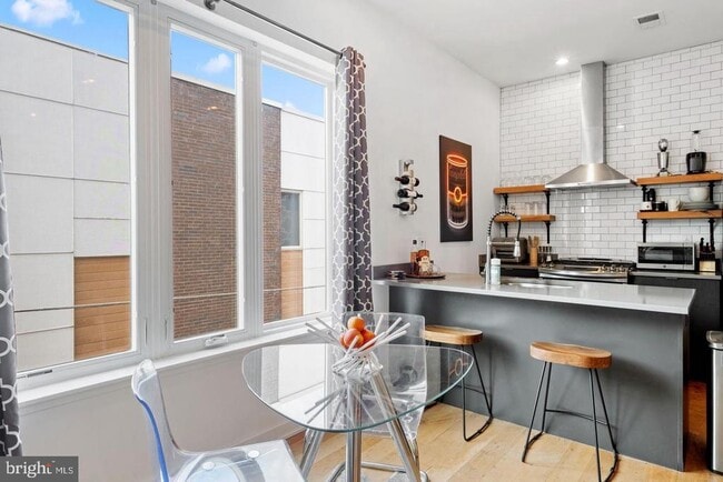 Building Photo - 1617 Hope St